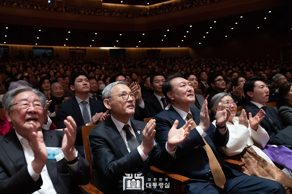 윤석열 대통령이 9일 서울 서초구 예술의전당에서 열린 ‘국민과 함께하는 2024 신년음악회’에 참석해 박수를 치고 있다. 