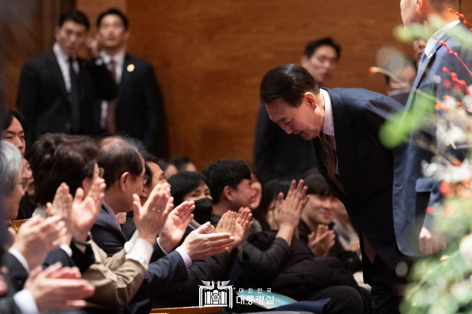 윤석열 대통령이 9일 서울 서초구 예술의전당에서 열린 ‘국민과 함께하는 2024 신년음악회’에 참석해 관객들에게 인사하고 있다. 