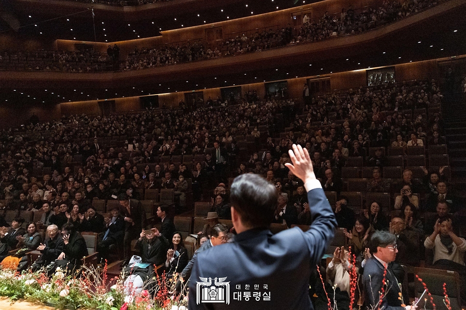 윤석열 대통령이 9일 서울 서초구 예술의전당에서 열린 ‘국민과 함께하는 2024 신년음악회’에서 출연진들을 격려한 뒤 관객들을 향해 인사하고 있다. 