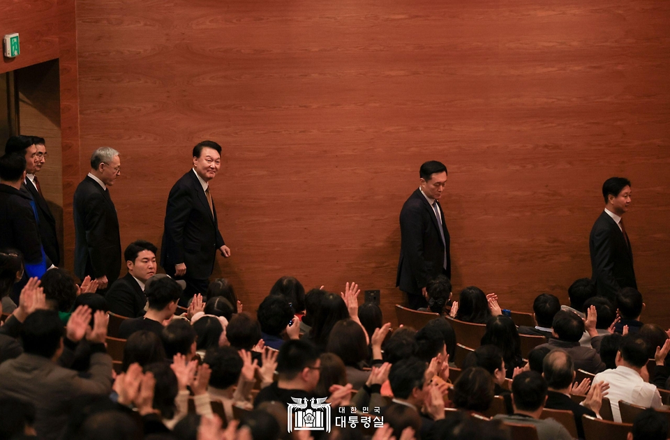 윤석열 대통령이 9일 서울 서초구 예술의전당에서 열린 ‘국민과 함께하는 2024 신년음악회’에 참석하고 있다. 