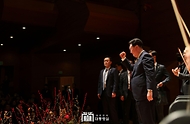 윤석열 대통령이 9일 서울 서초구 예술의전당에서 열린 ‘국민과 함께하는 2024 신년음악회’에서 출연진들을 격려한 뒤 관객들을 향해 인사하고 있다. 