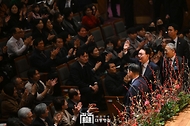 윤석열 대통령이 9일 서울 서초구 예술의전당에서 열린 ‘국민과 함께하는 2024 신년음악회’에 참석해 관객들에게 인사하고 있다. 