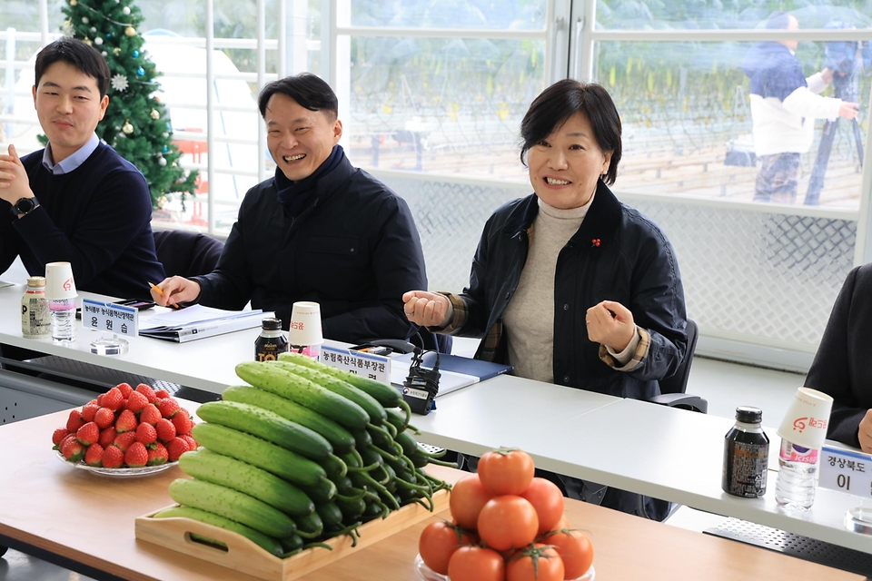 송미령 농림축산식품부 장관이 11일 경북 상주시 지능형농장(스마트팜) 농가를 방문해 청년농업인과 농업현안에 대해 논의하고 있다. 