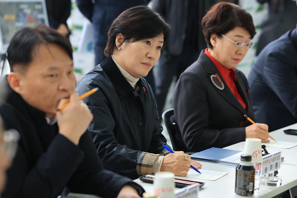 송미령 농림축산식품부 장관이 11일 경북 상주시 지능형농장(스마트팜) 농가를 방문해 청년농업인과 농업현안에 대해 논의하고 있다. 