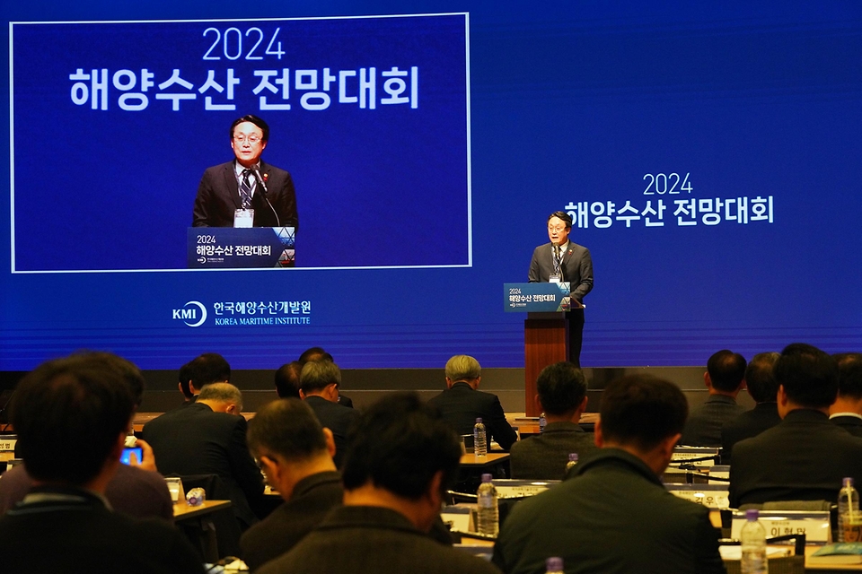 강도형 해양수산부 장관이 11일 대한상공회의소 국제회의장에서 열린 ‘2024 해양수산 전망대회’에서 환영사를 하고 있다.
