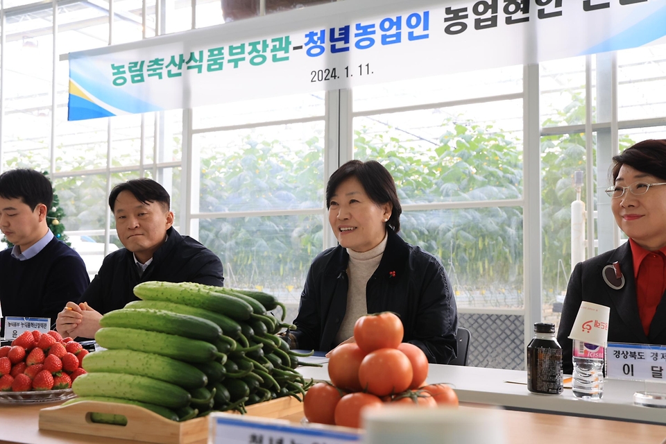 송미령 농림축산식품부 장관이 11일 경북 상주시 지능형농장(스마트팜) 농가를 방문해 청년농업인과 농업현안에 대해 논의하고 있다. 