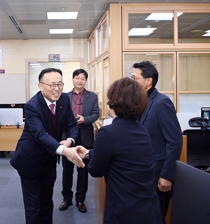 이한경 행정안전부 재난안전관리본부장이 11일 서울 동작구 기상청 국가기상센터를 방문해 관계자분들을 격려하고 있다. 