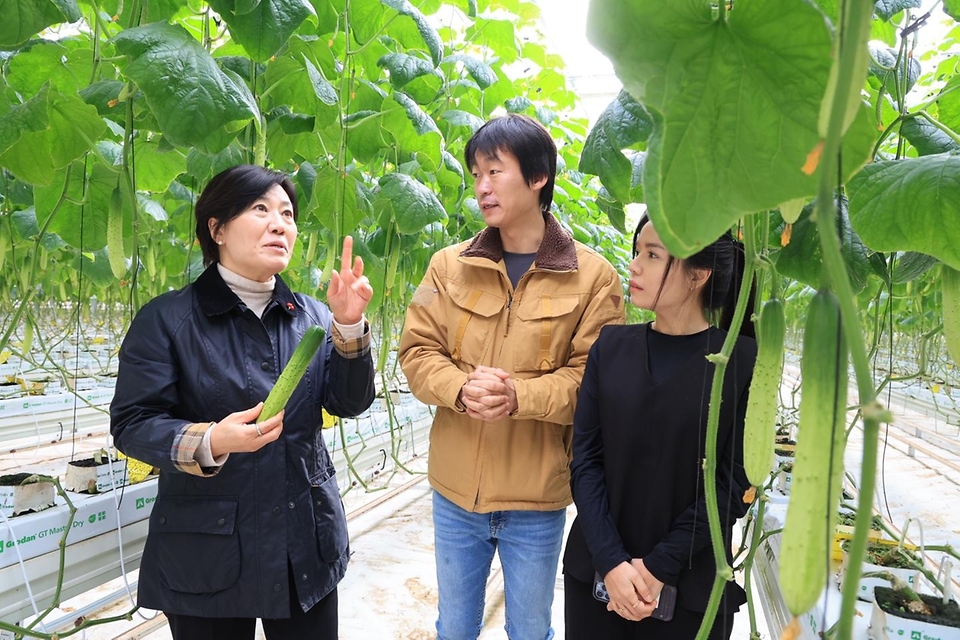 송미령 농림축산식품부 장관이 11일 경북 상주시 지능형농장(스마트팜) 농가를 방문해 청년농업인과 함께 현장을 둘러보고 있다. 