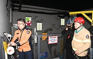이상민 행정안전부 장관이 15일 청주시 국민안전체험관에서 완강기 체험을 하고 있다.