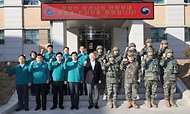 이상민 행정안전부 장관이 12일 인천시 옹진군 해병대 연평부대를 방문해 지휘부 및 일반참모를 격려하고 기념 촬영을 하고 있다.