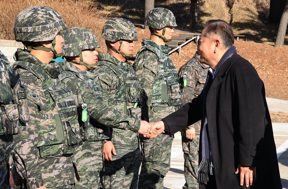 이상민 행정안전부 장관이 12일 인천시 옹진군 해병대 연평부대를 방문해 지휘부 및 일반참모들을 격려하고 있다.