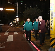 이한경 행정안전부 재난안전관리본부장이 12일 대전시 유성구 봉명초등학교를 찾아 관계자들과 함께 어린이 보호구역 교통안전시설물을 둘러보고 있다.

