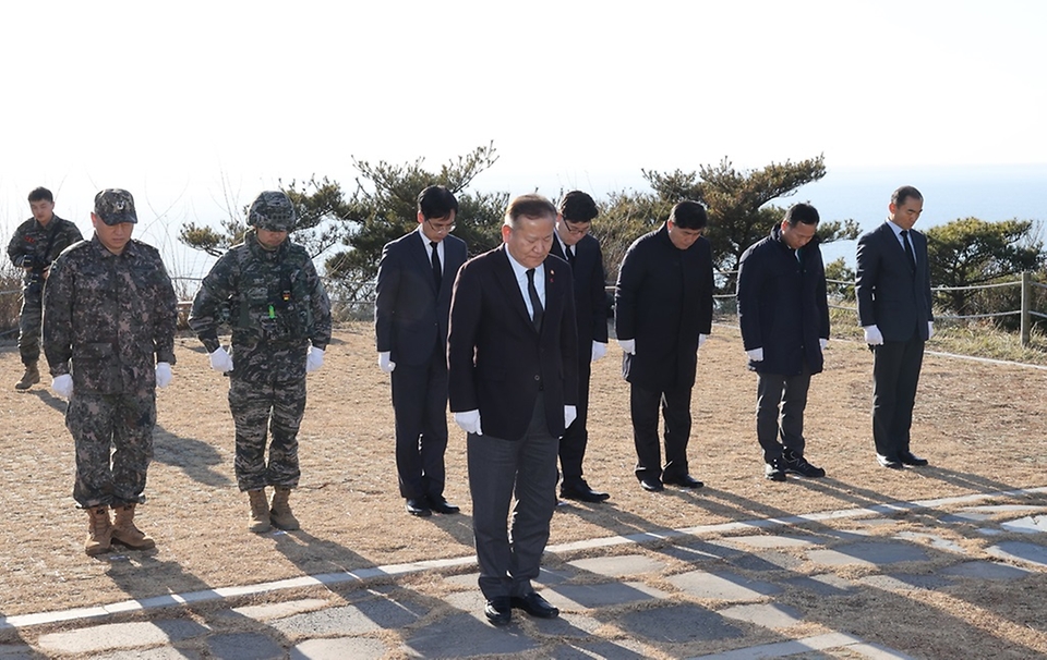 이상민 행정안전부 장관이 12일 인천시 옹진군 연평도 포격전 전사자 충혼탑을 찾아 참배하고 있다.