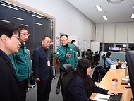 이한경 행정안전부 재난안전관리본부장이 12일 대전시 유성구 스마트도시통합센터를 방문해 스마트도시통합관계센터 홍보영상 및 현황을 청취하고 있다.

