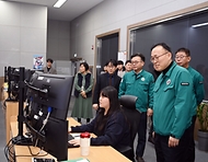 이한경 행정안전부 재난안전관리본부장이 12일 대전시 유성구 스마트도시통합센터를 방문해 스마트도시통합관계센터 홍보영상 및 현황을 청취하고 있다.