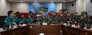 이상민 행정안전부 장관이 12일 인천시 옹진군 해병대 연평부대를 방문해 지휘부 및 일반참모를 격려하고 부대 애로사항을 청취하고 있다.
