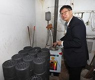 이기일 보건복지부 제1차관은 15일 대전시 서구 소재 ‘17통 노인경로회관(장터노인정)’에서 미등록 경로당의 시설을 둘러보고 있다.