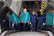 이상민 행정안전부 장관이 15일 서울시 지하철 경복궁역에서 승강기 시설 안전 점검을 하며 이동하고 있다.
