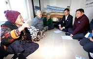 이기일 보건복지부 제1차관은 15일 대전시 서구 소재 ‘17통 노인경로회관(장터노인정)’에서 미등록 경로당 이용 어르신들의 안부를 살피고 건의 사항을 듣고 있다.