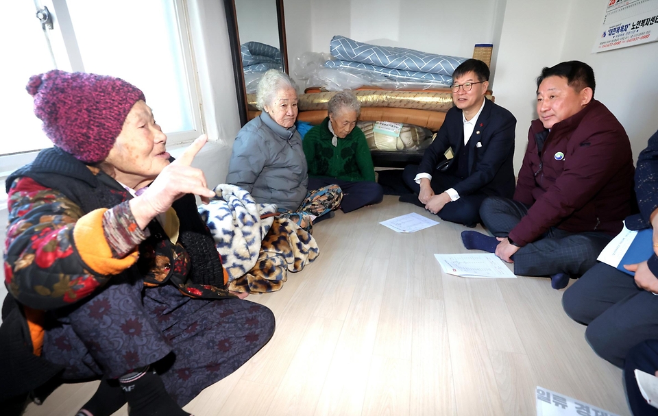 이기일 보건복지부 제1차관은 15일 대전시 서구 소재 ‘17통 노인경로회관(장터노인정)’에서 미등록 경로당 이용 어르신들의 안부를 살피고 건의 사항을 듣고 있다.