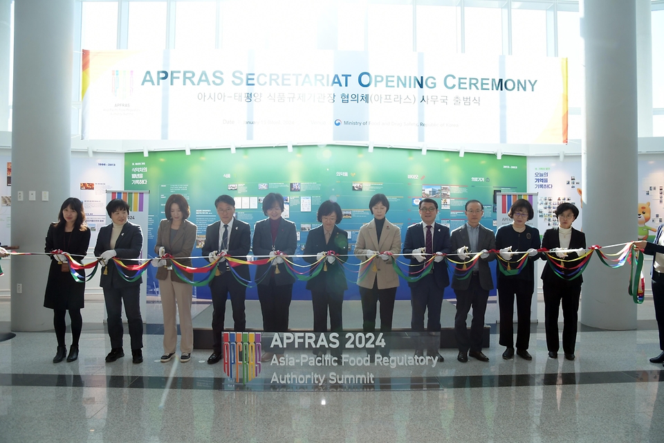 오유경 처장이 15일 식품의약품안전처에서 열린 ‘아시아-태평양 식품규제기관장 협의체(APFRAS, 아프라스) 사무국’ 출범식에서 테이프 컷팅식을 하고 있다.