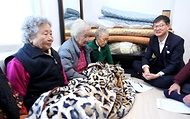 이기일 보건복지부 제1차관은 15일 대전시 서구 소재 ‘17통 노인경로회관(장터노인정)’에서 미등록 경로당 이용 어르신들의 안부를 살피고 건의 사항을 듣고 있다.