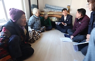 이기일 보건복지부 제1차관은 15일 대전시 서구 소재 ‘17통 노인경로회관(장터노인정)’에서 미등록 경로당 이용 어르신들의 안부를 살피고 건의 사항을 듣고 있다.