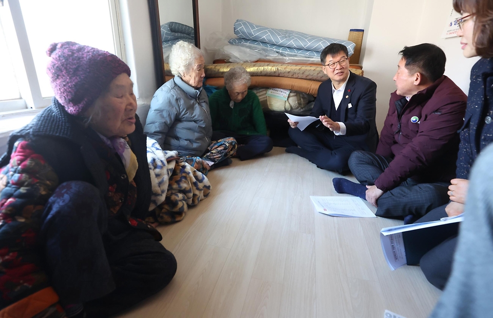 이기일 보건복지부 제1차관은 15일 대전시 서구 소재 ‘17통 노인경로회관(장터노인정)’에서 미등록 경로당 이용 어르신들의 안부를 살피고 건의 사항을 듣고 있다.