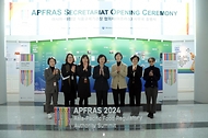 오유경 처장이 15일 식품의약품안전처에서 열린 ‘아시아-태평양 식품규제기관장 협의체(APFRAS, 아프라스) 사무국’ 출범식 참석자들과 기념촬영을 하고 있다.