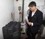 이기일 보건복지부 제1차관은 15일 대전시 서구 소재 ‘17통 노인경로회관(장터노인정)’에서 미등록 경로당의 시설을 둘러보고 있다.