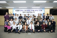 박상우 국토교통부 장관이 15일 정부세종청사에서 참석자들과 기념촬영을 하고 있다.