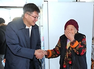 이기일 보건복지부 제1차관은 15일 대전시 서구 소재 ‘17통 노인경로회관(장터노인정)’에서 미등록 경로당 이용 어르신과 악수하고 있다.