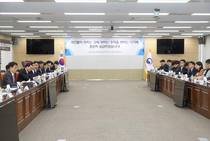 박상우 국토교통부 장관이 15일 정부세종청사에서 ‘주택공급 확대 및 건설경기 보완방안(1.10, 이하 공급대책)’관련 업무를 담당하는 직원 80여 명과 함께 ‘내게 맞는 주택공급’을 위한 추진전략에 대해 소통하고 있다.