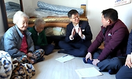 이기일 보건복지부 제1차관은 15일 대전시 서구 소재 ‘17통 노인경로회관(장터노인정)’에서 미등록 경로당 이용 어르신들의 안부를 살피고 건의 사항을 듣고 있다.
