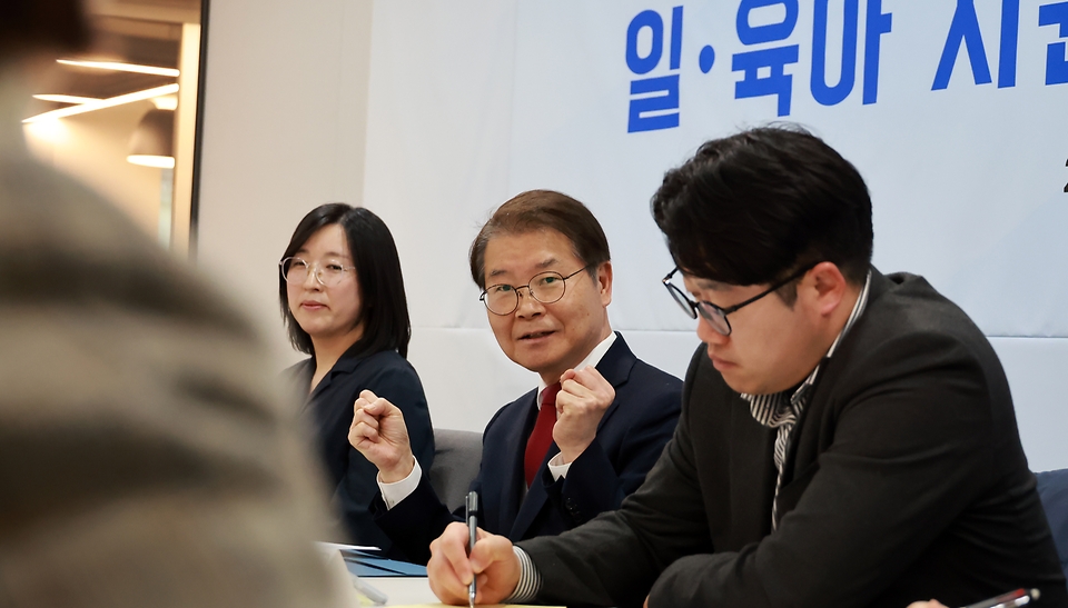 이정식 고용노동부 장관이 16일 아주약품에서 열린 ‘일 육아지원 제도 활성화 현장간담회’에서 발언을 하고 있다.