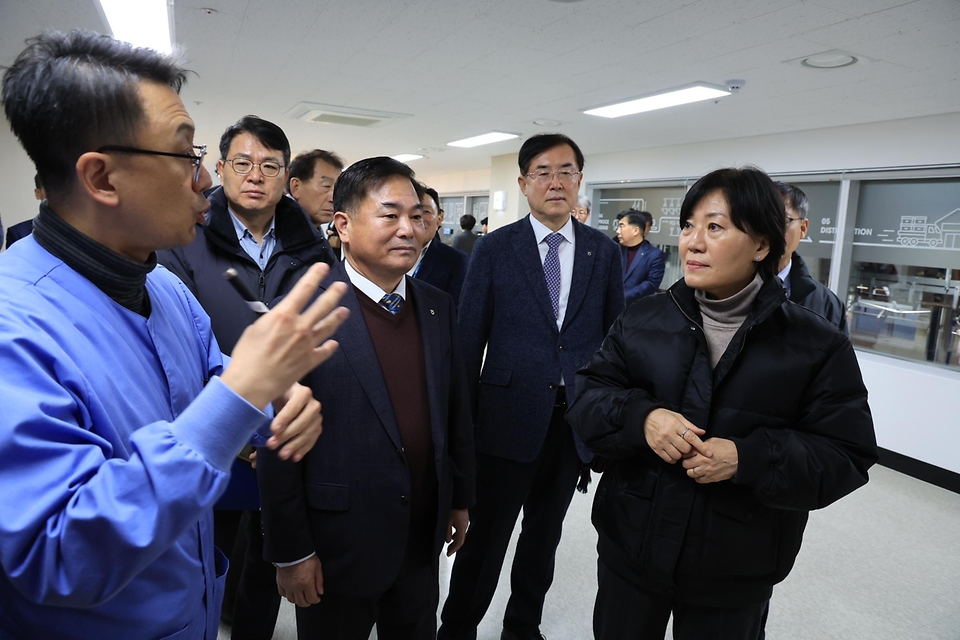 송미령 농림축산식품부 장관이 17일 충청남도 천안시 소재 대전충남양돈농협 포크빌 축산물 공판장에서 설 명절 성수기 축산물 수급 상황에 대해 현장 관계자들과 대화하고 있다.
