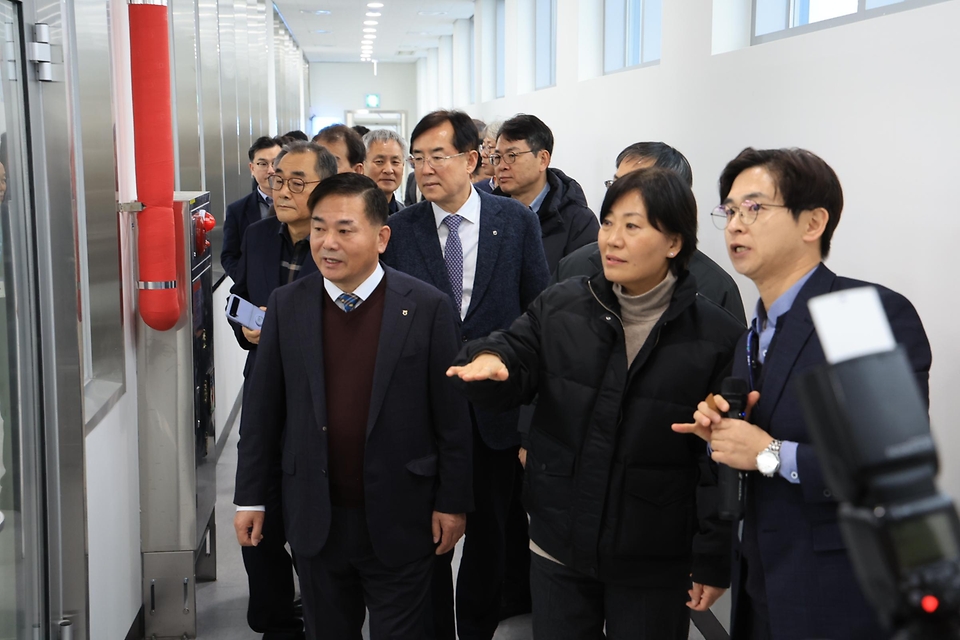 송미령 농림축산식품부 장관이 17일 충청남도 천안시 소재 대전충남양돈농협 포크빌 축산물 공판장에서 설 명절 성수기 축산물 수급 상황에 대해 현장 점검을 하고 있다.