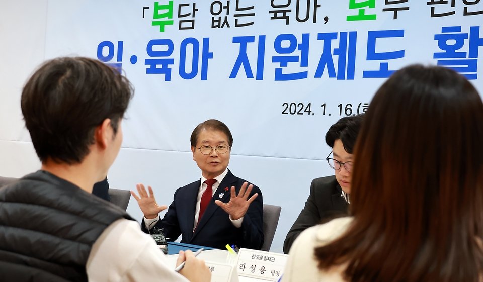 이정식 고용노동부 장관이 16일 아주약품에서 열린 ‘일 육아지원 제도 활성화 현장간담회’에서 발언을 하고 있다.