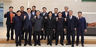송미령 농림축산식품부 장관이 17일 충청남도 천안시 소재 대전충남양돈농협 포크빌 축산물 공판장에서 관계자들과 기념 촬영을 하고 있다.