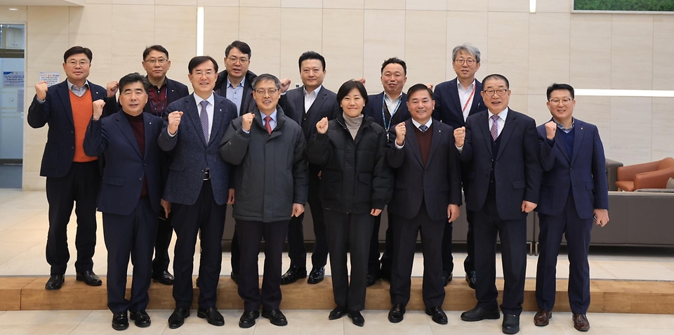 송미령 농림축산식품부 장관이 17일 충청남도 천안시 소재 대전충남양돈농협 포크빌 축산물 공판장에서 관계자들과 기념 촬영을 하고 있다.