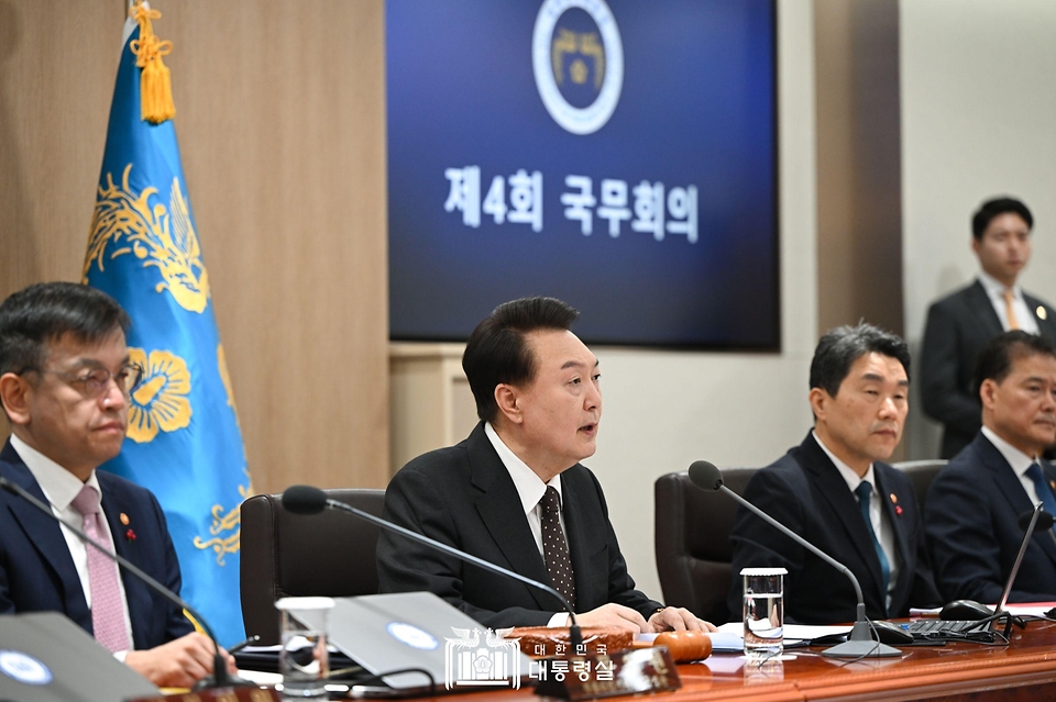 윤석열 대통령이 16일 서울 용산 대통령실 청사에서 열린 국무회의에서 발언하고 있다.