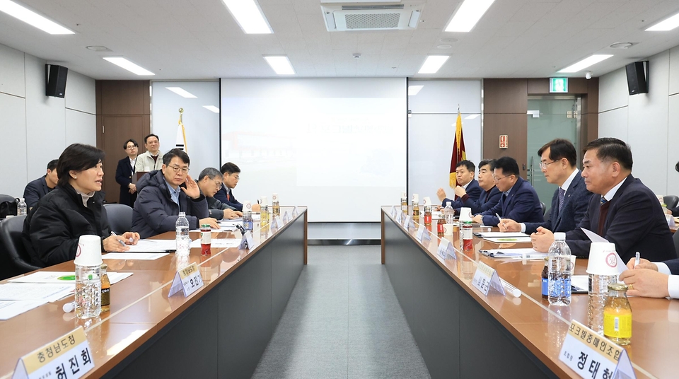 송미령 농림축산식품부 장관이 17일 충청남도 천안시 소재 대전충남양돈농협 포크빌 축산물 공판장에서 설 명절 성수기 축산물 수급 및 가격 상황에 대해 논의하고 있다.