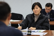 송미령 농림축산식품부 장관이 17일 충청남도 천안시 소재 대전충남양돈농협 포크빌 축산물 공판장에서 설 명절 성수기 축산물 수급 및 가격 상황에 대해 논의하고 있다.