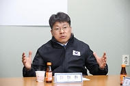 진현환 국토교통부 1차관이 18일 서울시 은평구에 위치한 미성아파트를 방문해 안전진단으로 인해 불편을 겪고 있는 주민들과 논의하고 있다.