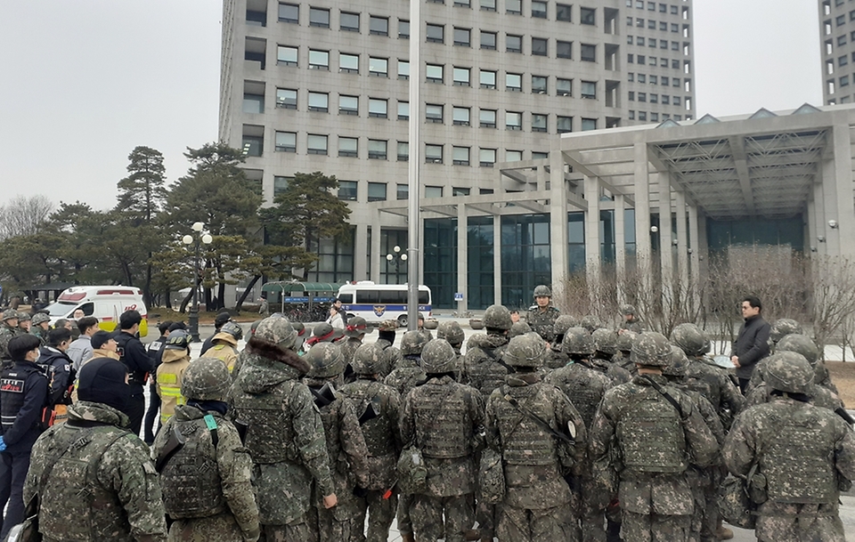18일 대전 정부대전청사에서 청사 침입·테러 발생 등 비상상황 대비해 유관기관 통합방호훈련을 하고 있다.
