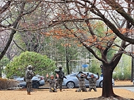 18일 대전 정부대전청사에서 청사 침입·테러 발생 등 비상상황 대비해 유관기관 통합방호훈련을 하고 있다.