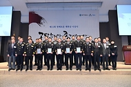 남화영 소방청장이 18일 서울 중구 한국프레스센터에서 열린 ‘제12회 영예로운 제복상 시상식’에서 수상자들과 기념 촬영하고 있다.