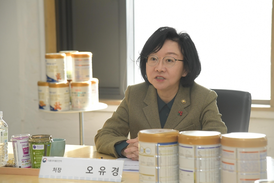 오유경 식품의약품안전처 처장이 19일 매일유업 평택공장을 방문해 중국 수출 조제분유 생산 안전관리 현황에 대해 발언하고 있다.