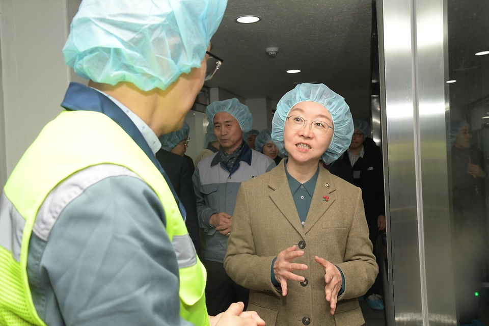 오유경 식품의약품안전처 처장이 19일 매일유업 평택공장을 방문해 중국 수출 조제분유 생산 안전관리 현황을 점검하고 있다.