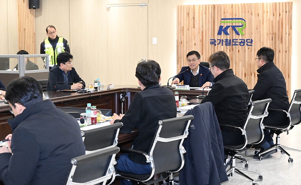 최상목 경제부총리 겸 기획재정부 장관이 19일 강원도 고성군에 위치한 춘천-속초 철도건설 공사 현장을 방문하여 사업설명을 듣고 예산집행 상황을 점검하고 있다. 